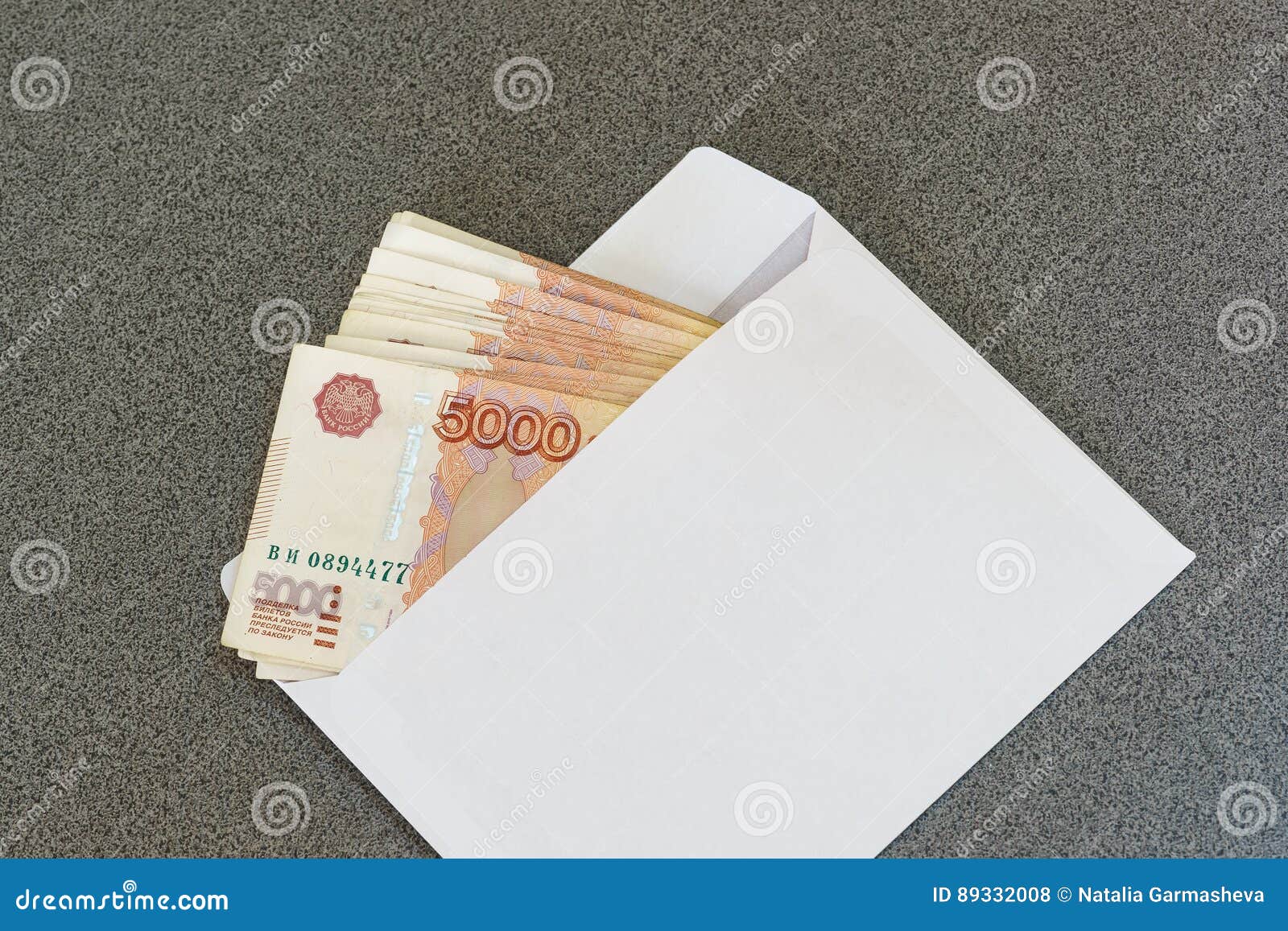 Зарплата 5000 рублей. Конверт для денег. Взятка в конверте. Конверт для денег взятка. Конверты с денбгамина столе.