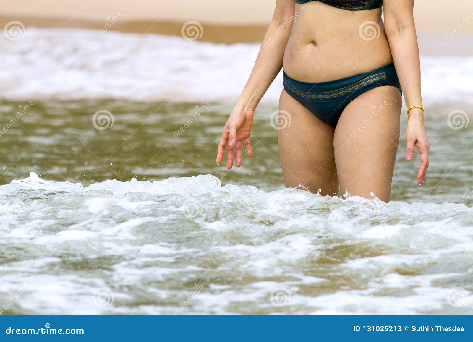 Sex symbol de la forma de la mujer con el bikini al aire libre en la playa en la playa de Beot de la explosión, provincia de Chumphon Tailandia