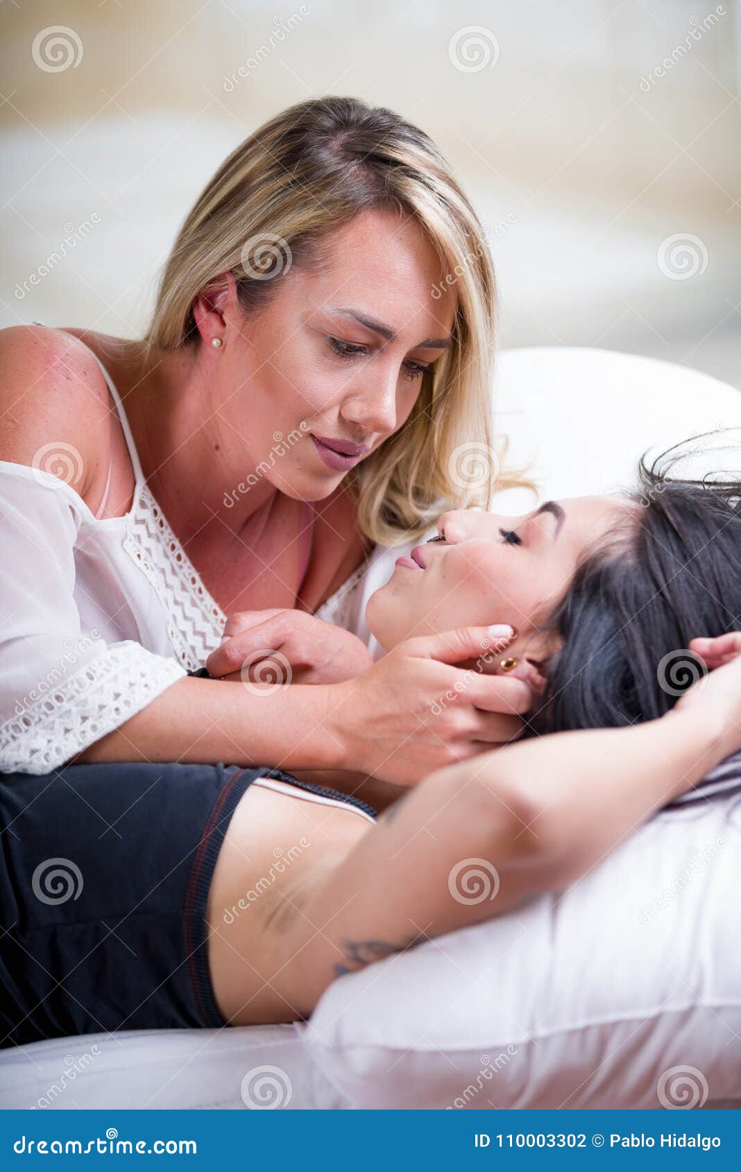lesbisk MILF strapon kön