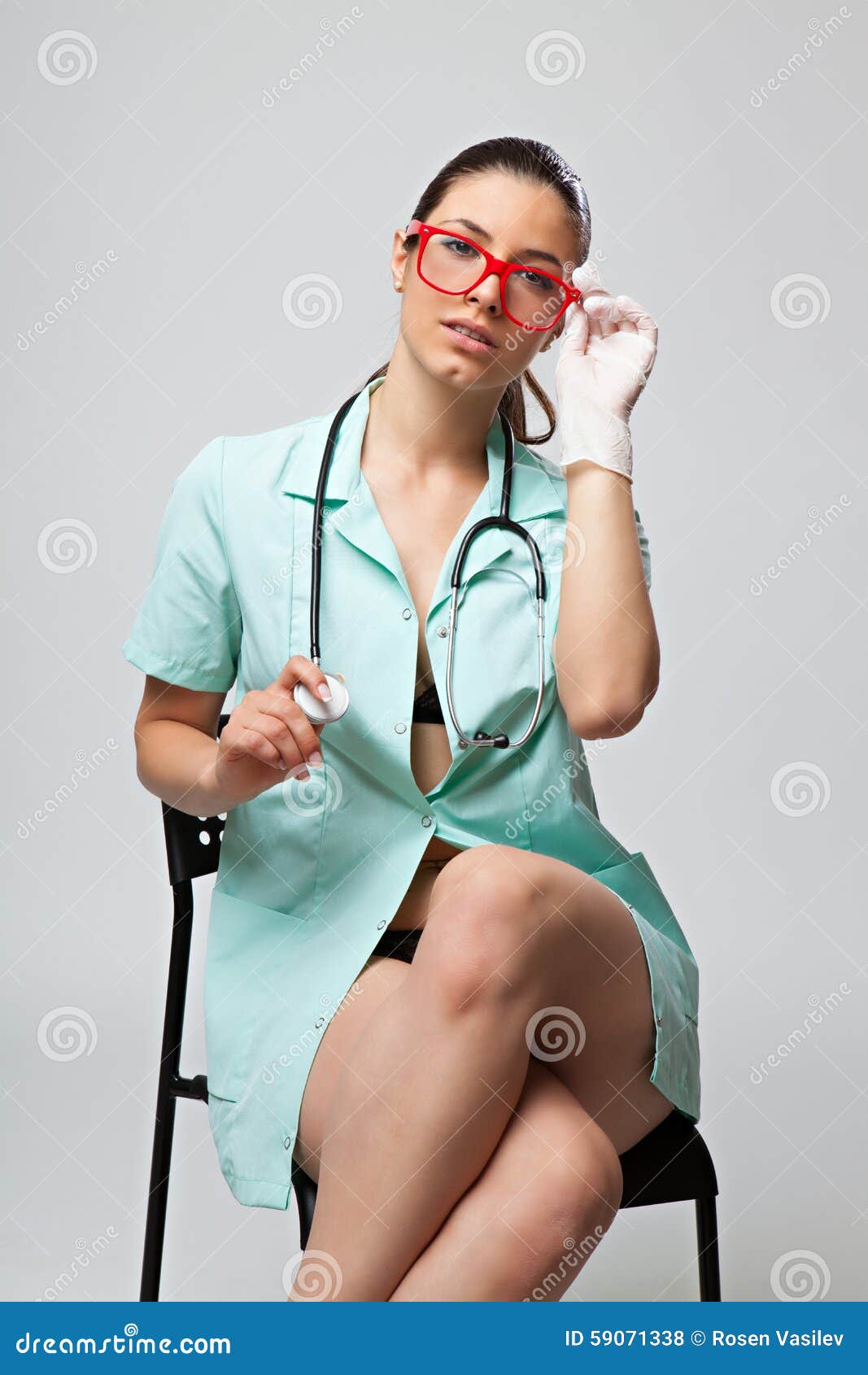 Sexy Ärztin mit einem Stethoskop und roten Gläsern