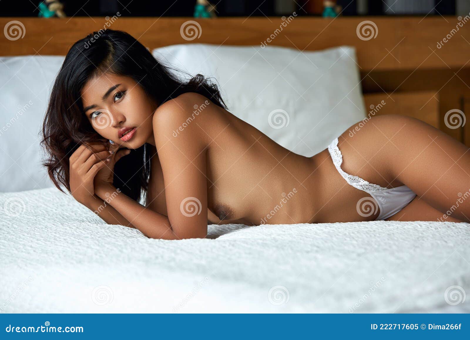 голая азиатка на диване фото 59