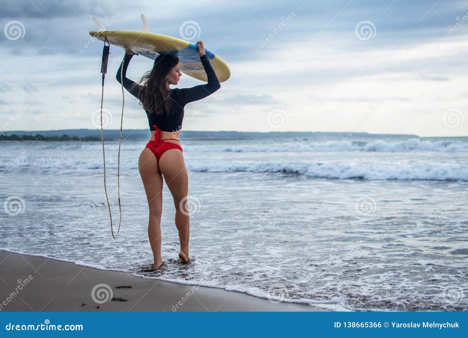 Gesprekelijk scheerapparaat Uitvoerbaar Back View Portrait of Young Happy Surfer Girl in Red Swimsuit Walking  Towards the Sea Carrying Yellow Surf Board and Ready Stock Photo - Image of  holding, bali: 138665366