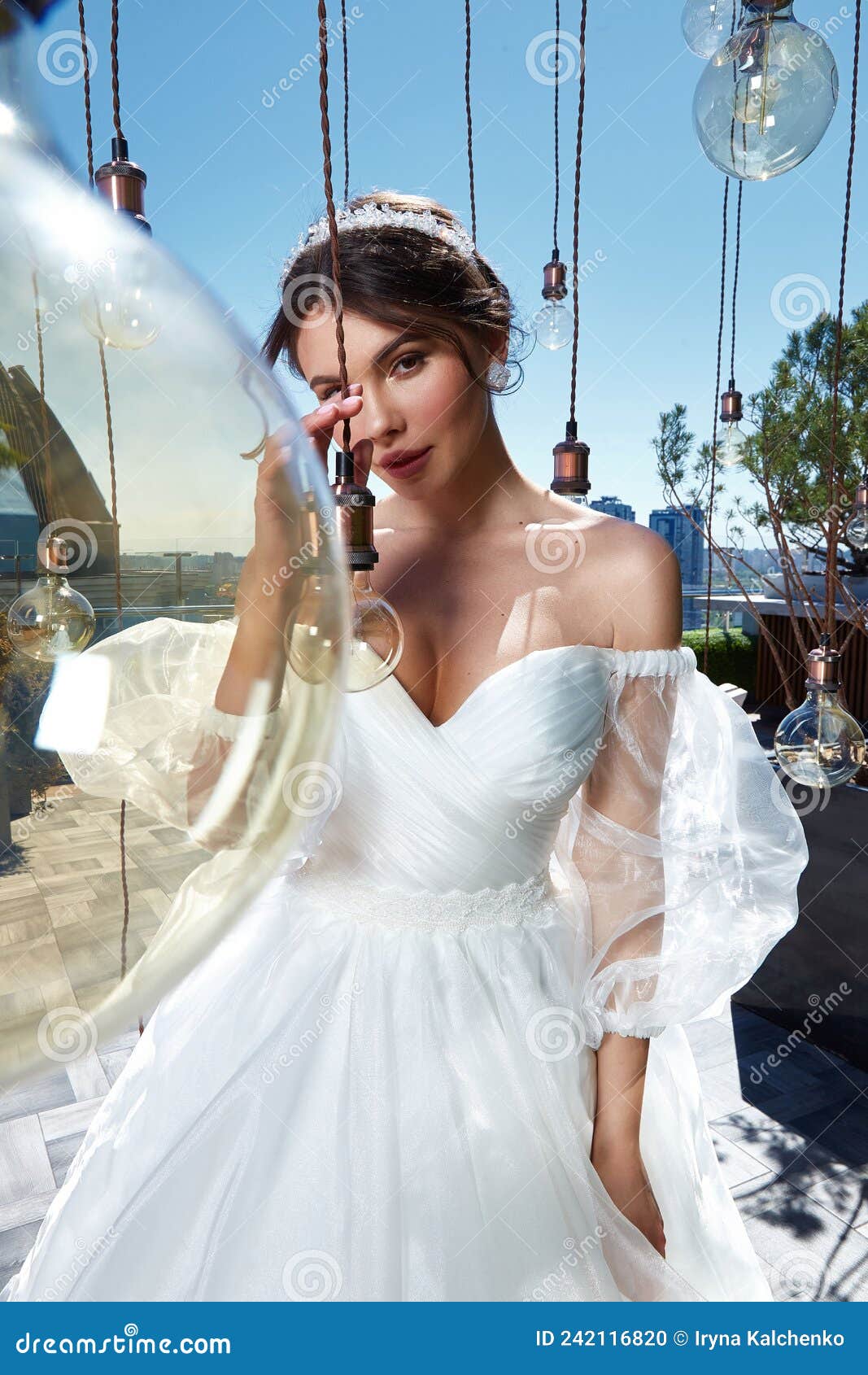Sexy Belle Brune Femme Belle Mariee Mariage Mariage Mariage Grand Jour Ceremonie Dans Jardin D ete En Soie Longue Et Dentelle Blan Photo stock Image du beau mariee 242116820