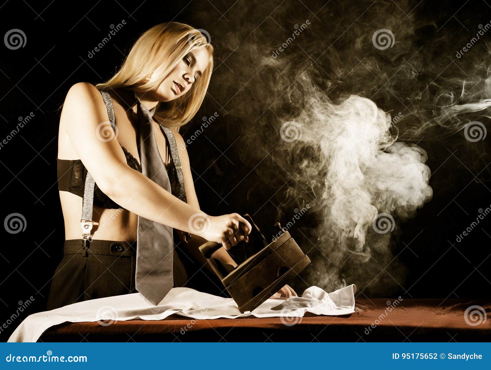 Sexy Blondine In Manner S Keuchen Und Ein Bh Und Bugeln Weisses Hemd Mit Altem Eisen Retro Art Stockfoto Bild Von Hemd Manner