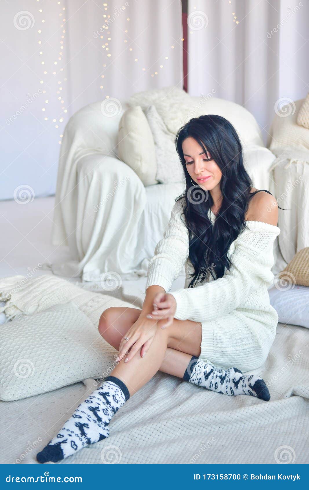 Clancy Thigh Laboratory Brunette Girl Sits on Sofa in Sweaters and Socks Stock Photo - Image of  model, vogue: 173158700
