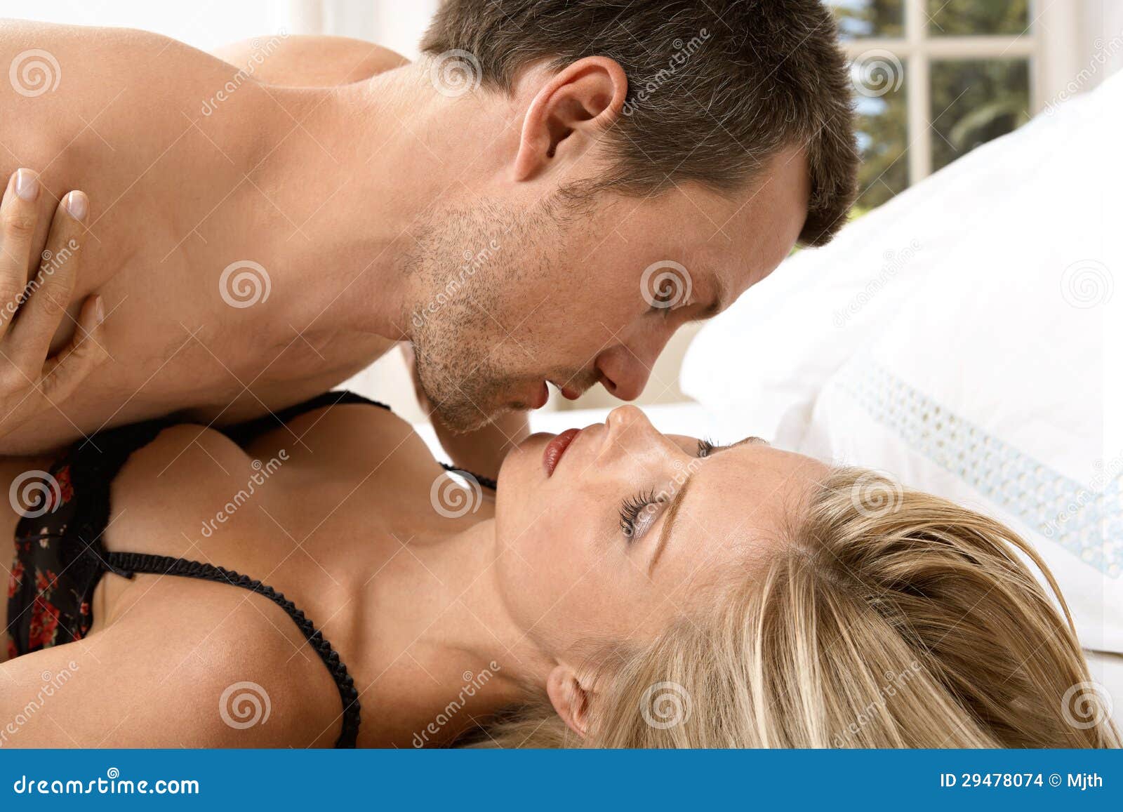 Муж целует с обконченной женой