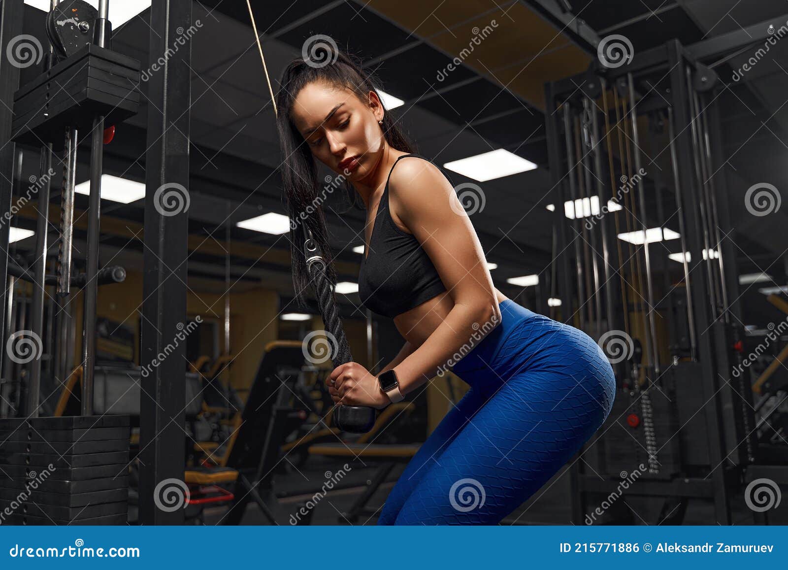 Sexy Fille Athlétique à L'entraînement Dans La Salle De Gym. Femme De  Fitness Faisant De L'exercice. Beau Cul En Legging Photo stock - Image du  bodybuilder, confiant: 215771886