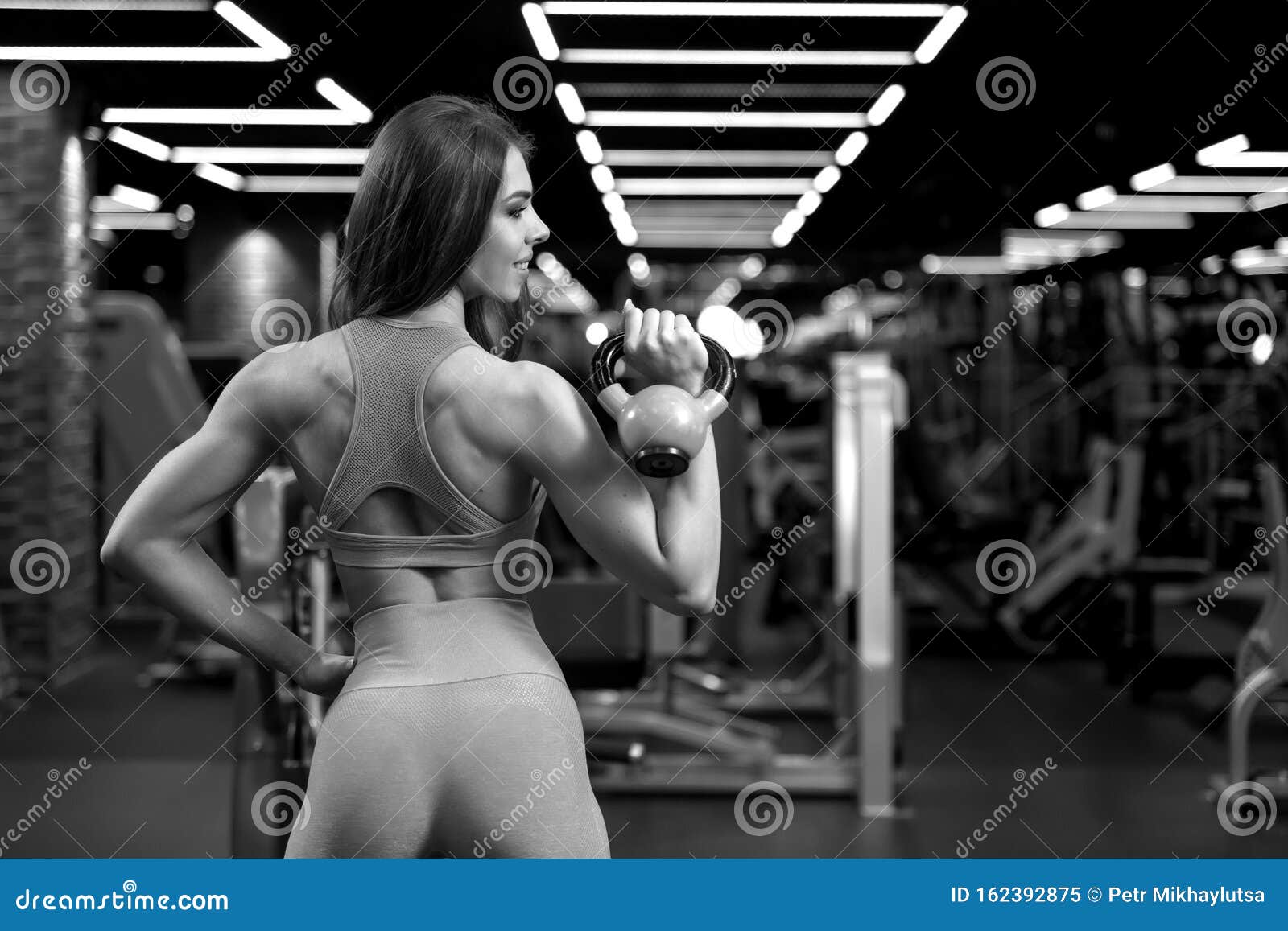Sexy mit Brünette im Fitnessstudio Sexy mit Brünette im Fitnessstudio