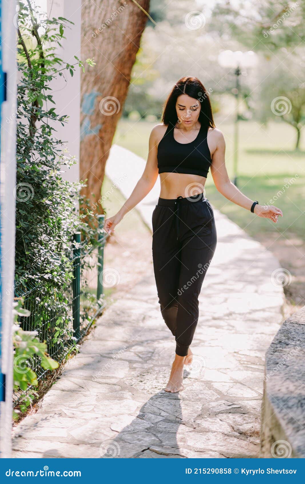 Sexy Fitness Mujer En Ropa Deportiva Estiramiento Al Aire Libre