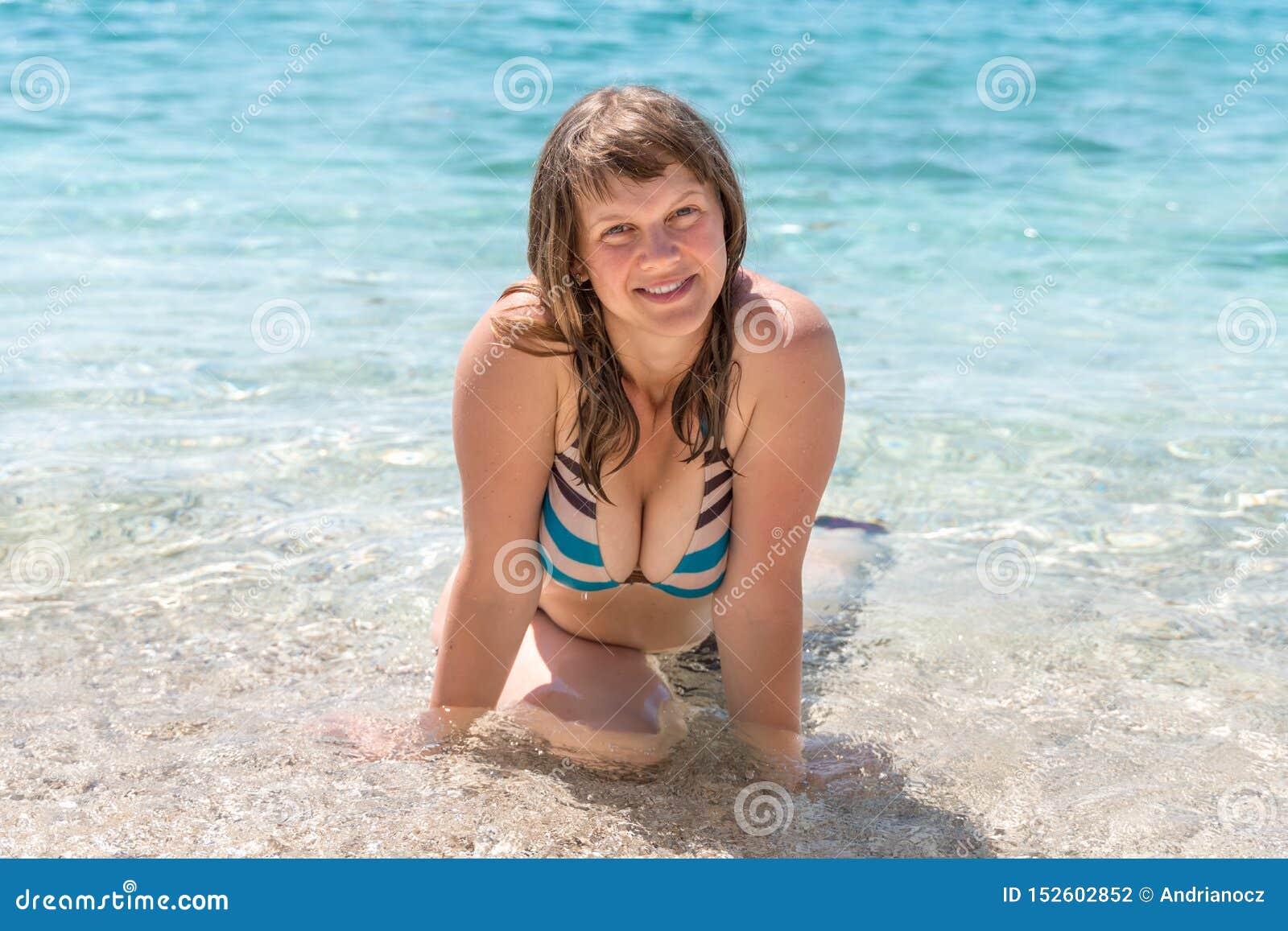 Sexy Frau Liegt Auf Dem Strand Nahe Adriatischem Meer in Kroatien Stockfoto  - Bild von lächeln, reizend: 152602852