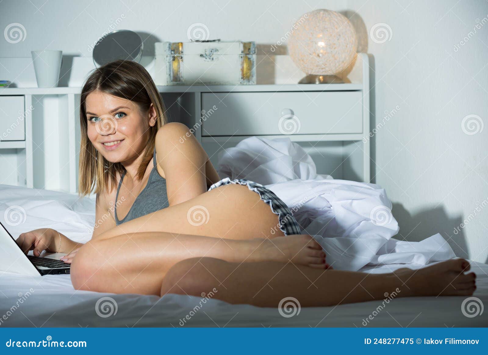 Sexy Girl Liegt Mit Laptop Im Bett Im Schlafzimmer Stockbild - Bild von  stillstehen, freizeit: 248277475