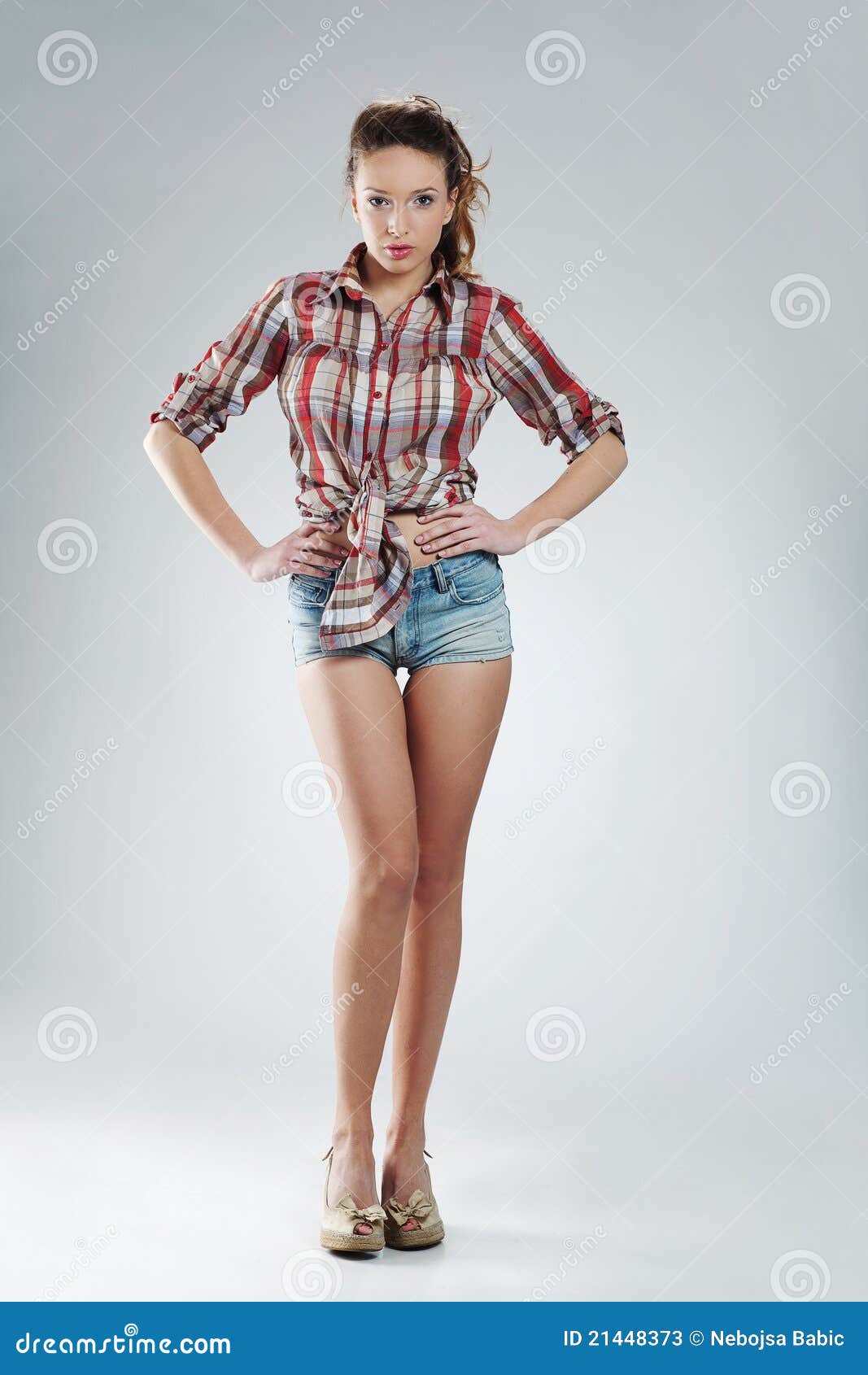 https://thumbs.dreamstime.com/z/sexy-girl-wearing-hot-pants-21448373.jpg