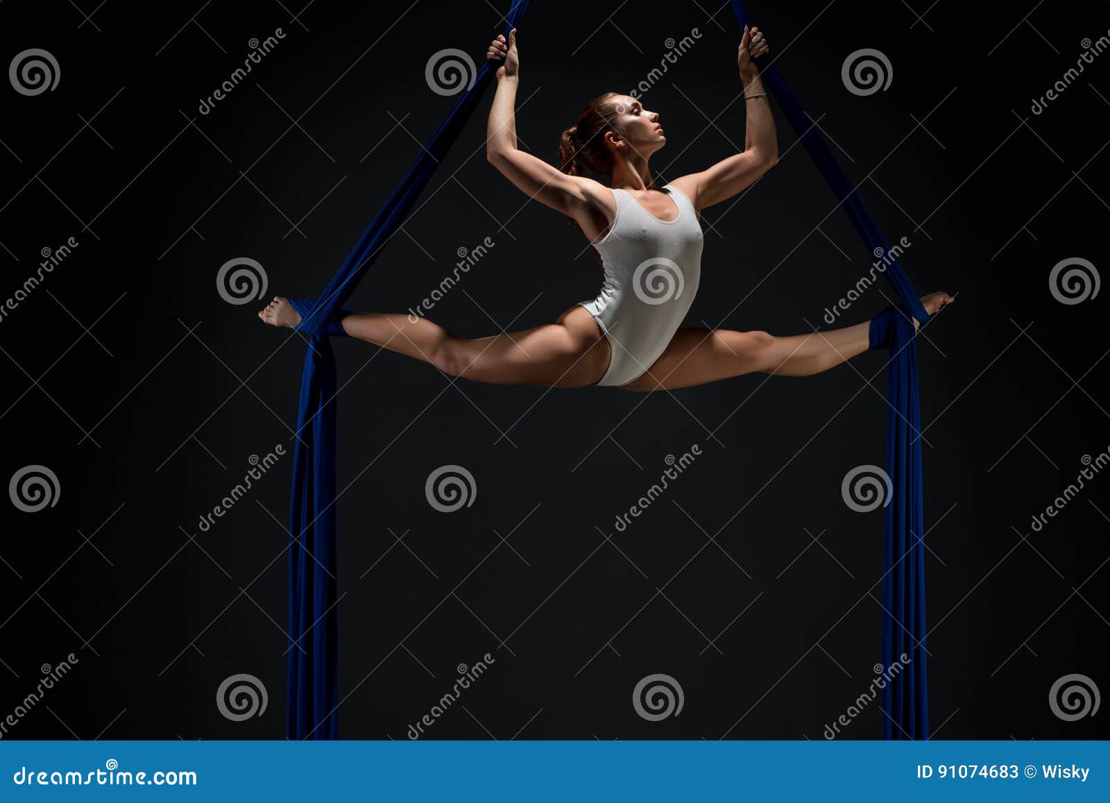 Foto de Studio shot of attractive little gymnast girl of wearing