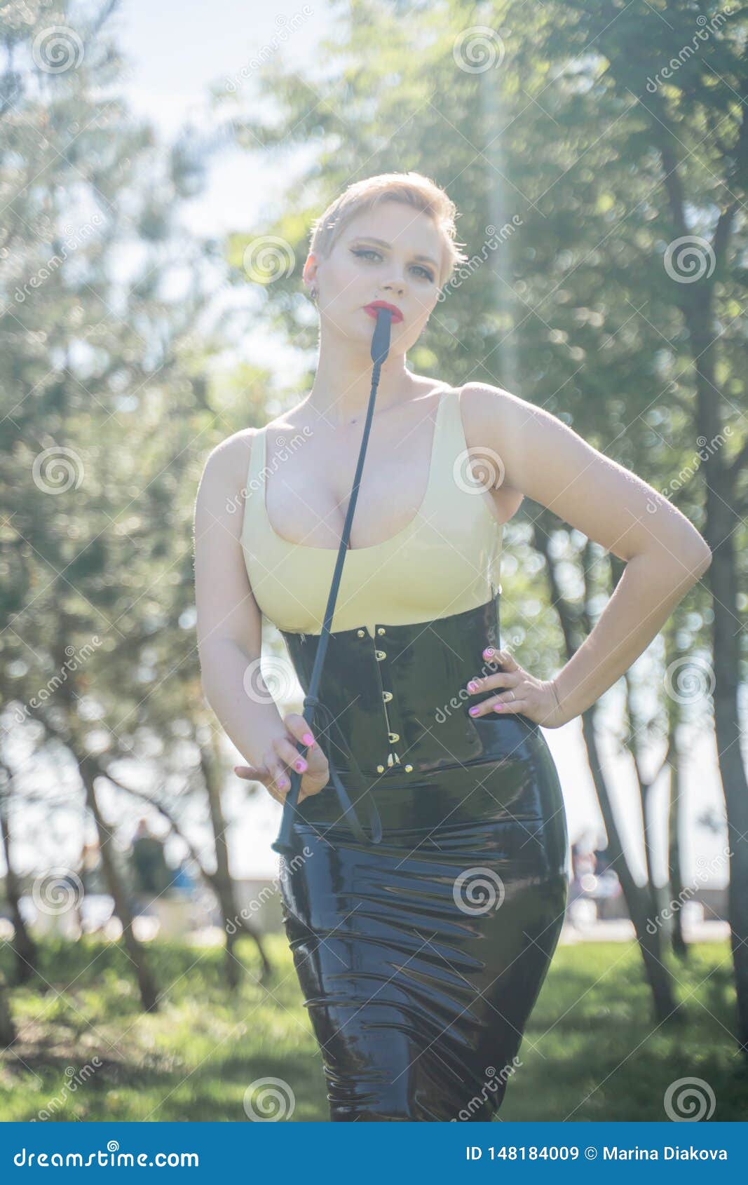 skab forarbejdning får Hot Blonde Girl with Short Hair Posing in a Tight Fetish Latex Dress in the  Park Alone Stock Image - Image of corsage, dress: 148184009