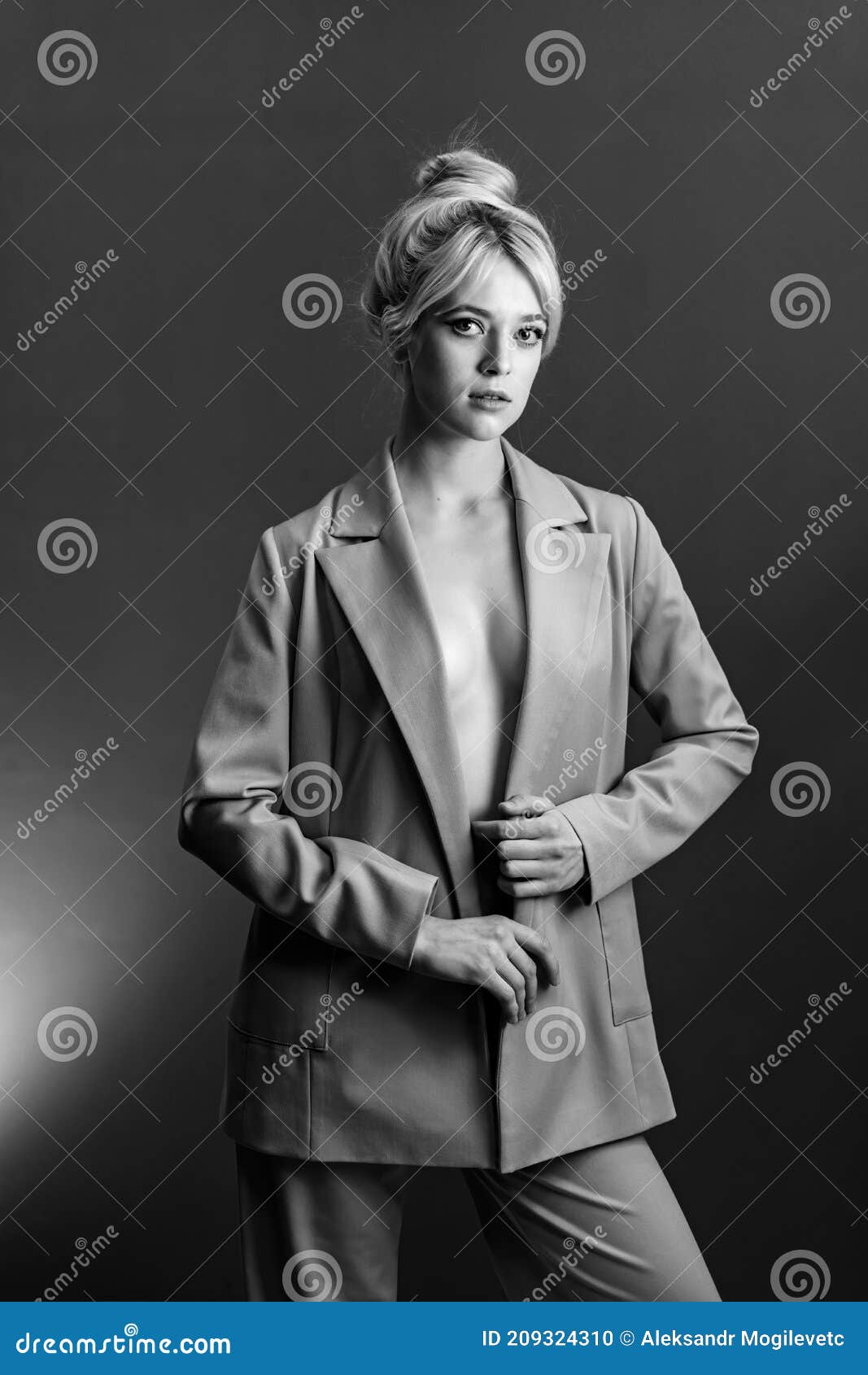 Sexy Jeune Blonde Une Veste Habillée Sur Un Corps2 Photo Stock Image Du Coiffure Fille