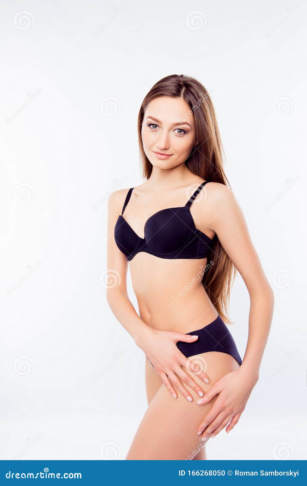 Sexy Jonge Vrouw In Zwarte Lingerie Die Haar Heup Aanraakt Stock Foto Image Of Gezondheid 