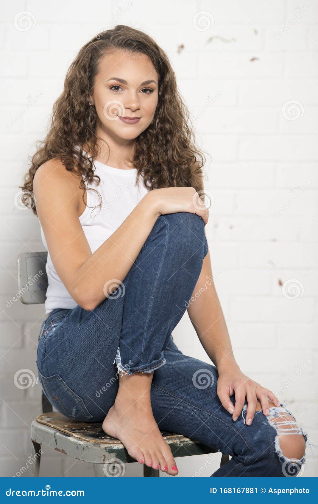 Sexy Junge Brunette Frau Posen In Weißem Hemd Und Blauen Jeans Stockbild Bild Von Dachboden