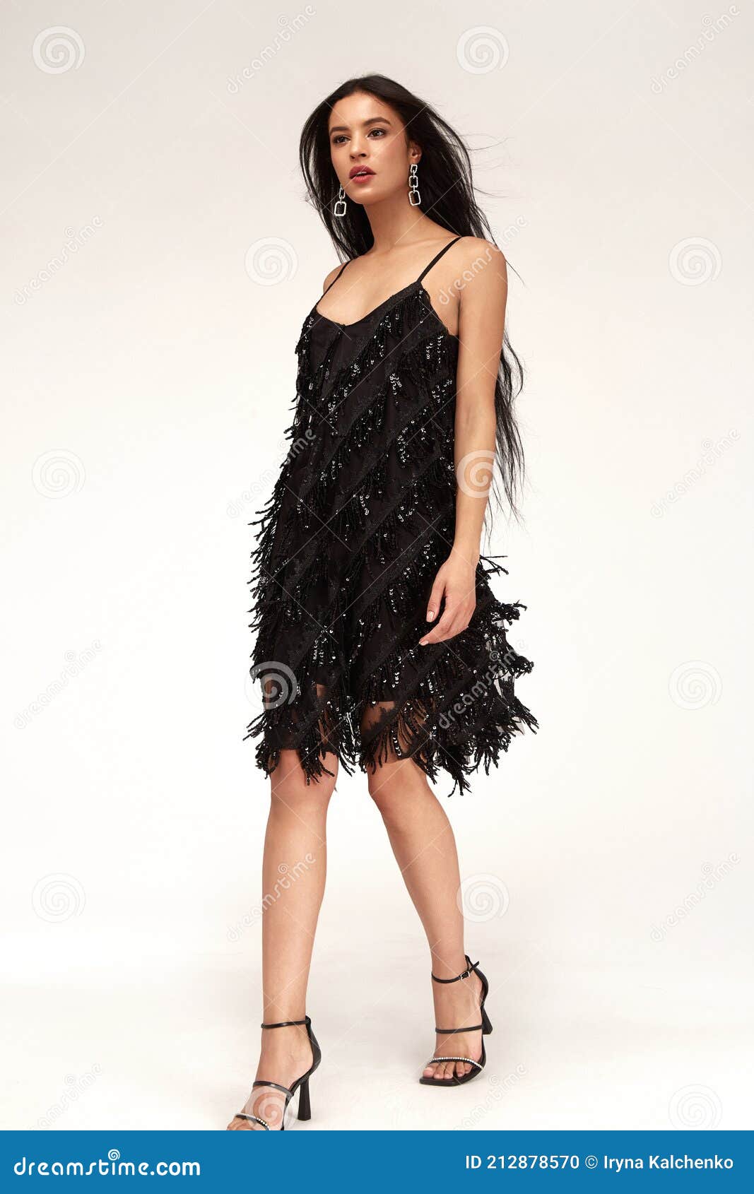 Sexy Linda Mujer Bronceado Piel Larga Brunette Pelo Oscuro Maquillaje Brillante Ropa De Fiesta De Moda Secuelas Pequeño Vestido Ne Foto de archivo - Imagen de maquillaje, hermoso: 212878570 Sexy Linda Mujer Bronceado Piel Larga Brunette Pelo Oscuro Maquillaje Brillante Ropa De Fiesta De Moda Secuelas Pequeño Vestido Ne Foto de archivo - Imagen de maquillaje, hermoso: 212878570