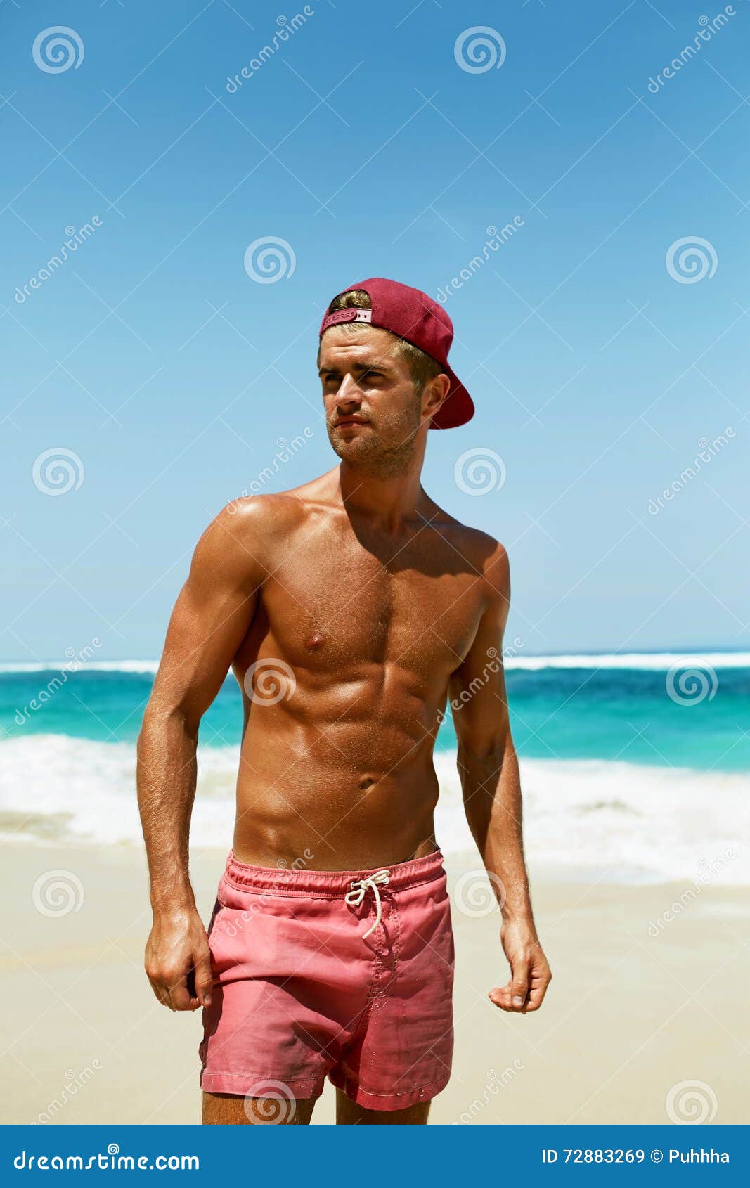 Sexy Man op strand In de zomer. Man ontspannen in de buurt 