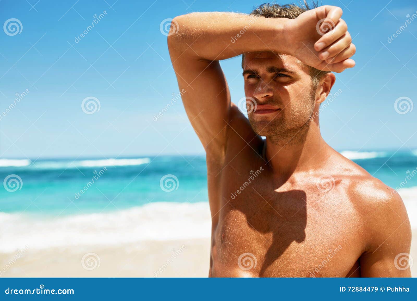 Sexy Mens Op Strand In De Zomer Het Mannelijke Ontspannen 