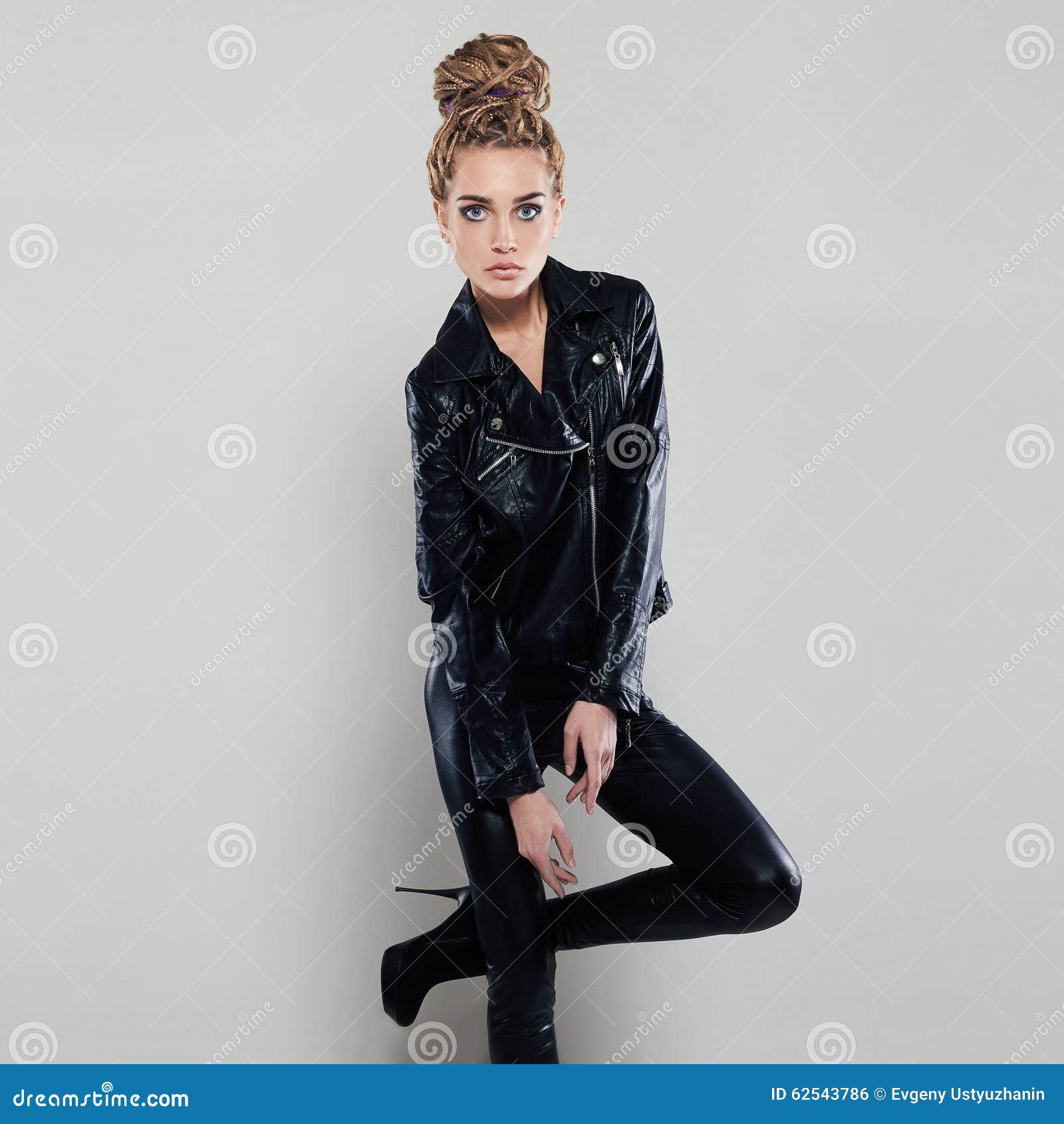 Sexy Mooi Meisje in Leer Punk Rock Blonde Jonge Vrouw in Latex Stock Foto - Image haarstijl, levensstijl: 62543786