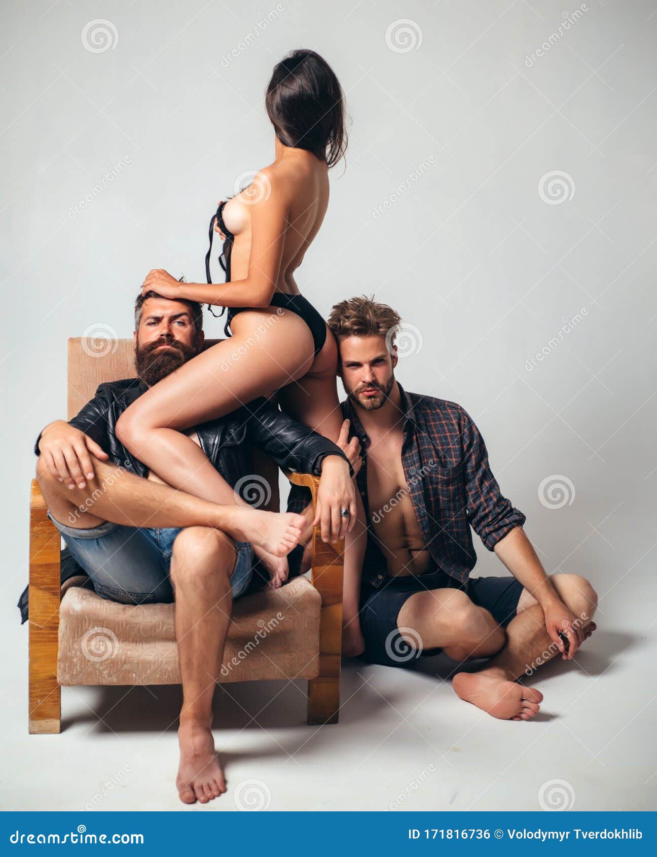 Sexy Naakte Vrouw Houdt Van Twee Knappe Mannen Met Baard Seks-groepsspelletjes Op Luxestoel Voldoende Verlangen, Mannen En Vrouwe Stock Foto foto