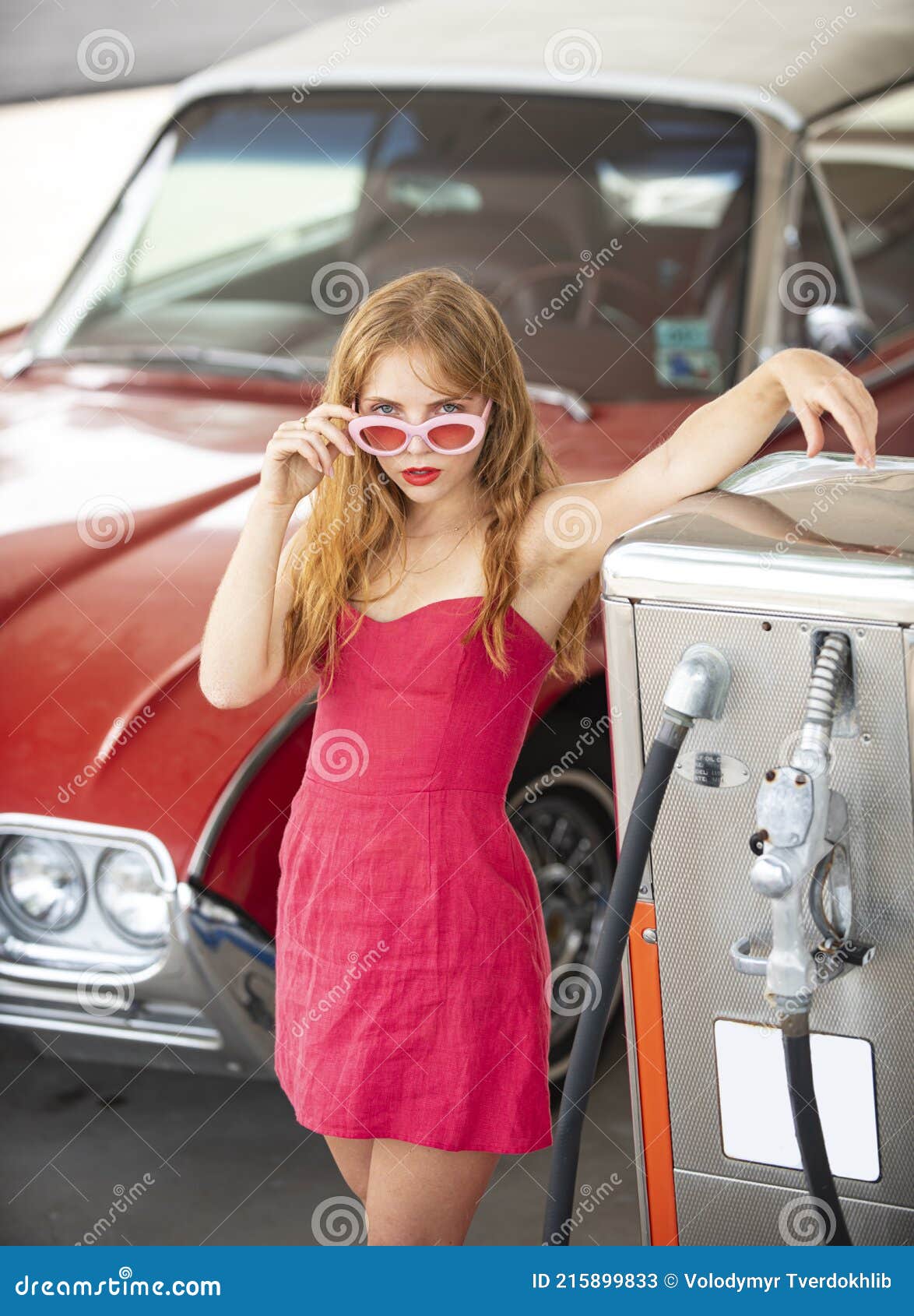 Das Mädchen Hat Eine Benzinpumpe in Der Hand. Tanken Mit Benzin Mit Einem  Benzinpumpenwagen an Einer Tankstelle Redaktionelles Stockbild - Bild von  fülle, mädchen: 194743724