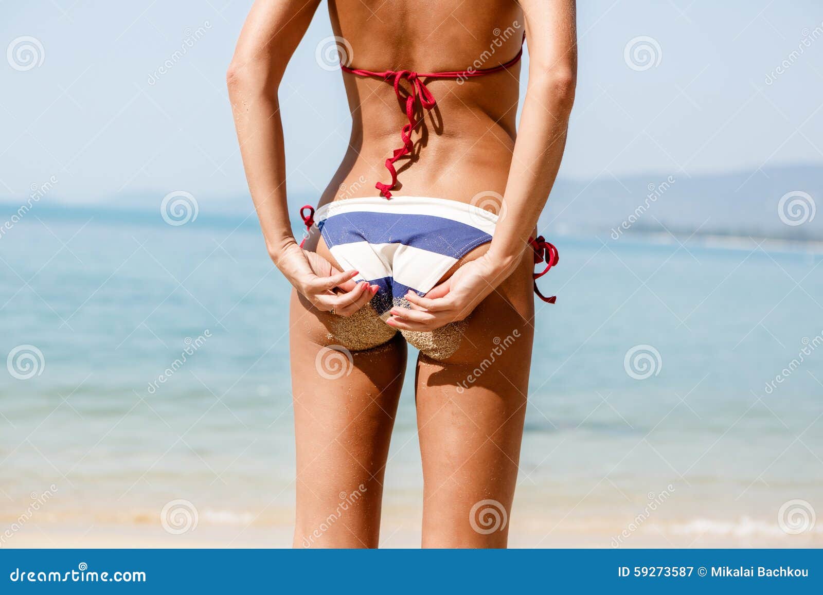 Sexy Sandige Frauenhinterteile Im Blauen Und Weißen Gestreiften Bikini Auf  Th Stockbild - Bild von schönheit, karosserie: 59273587