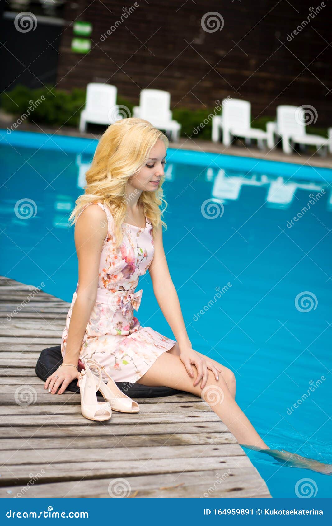 Sexy Schlackige Junge Blonde In Einem Luxushotel Entspannt Am Pool