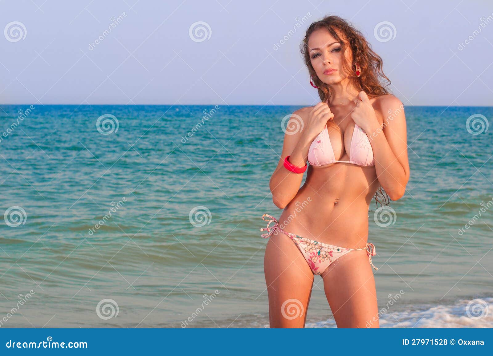 Sexy Schöne Frau Im Bikini Am Strand Stockfoto Bild Von Wasser Sonnenbaden 27971528