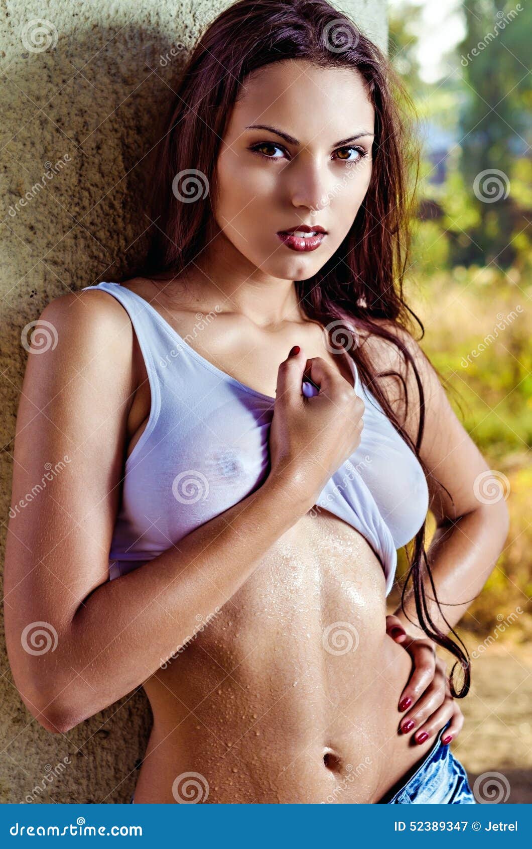 Teen Lifting Her Shirt