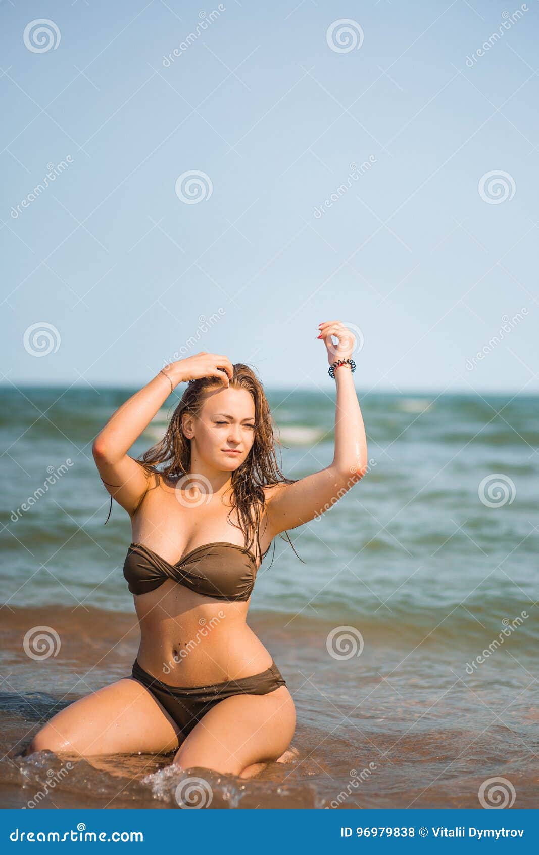 Bathing suit underlines the beauty of this candid babes body 07j