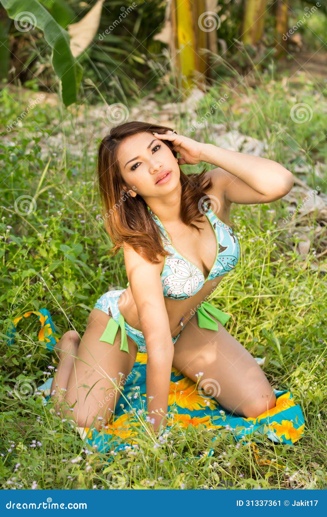 Sexy Thaise Vrouw In Het Bos Stock Afbeelding Afbeelding