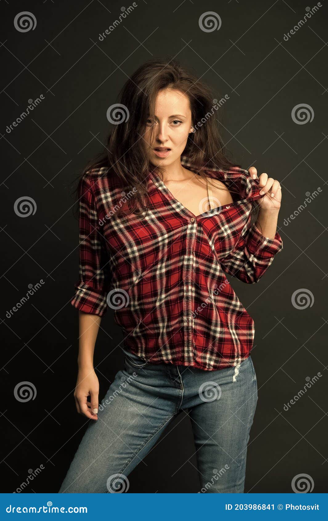 Sexy Und Heiß. Dunkler Hintergrund Des Sexy Mädchens.. Sexy Blick Der  Sinnlichen Frau. Schönheit Und Make-up?. Mode-Modell in Die Stockbild -  Bild von dunkel, beiläufig: 203986841