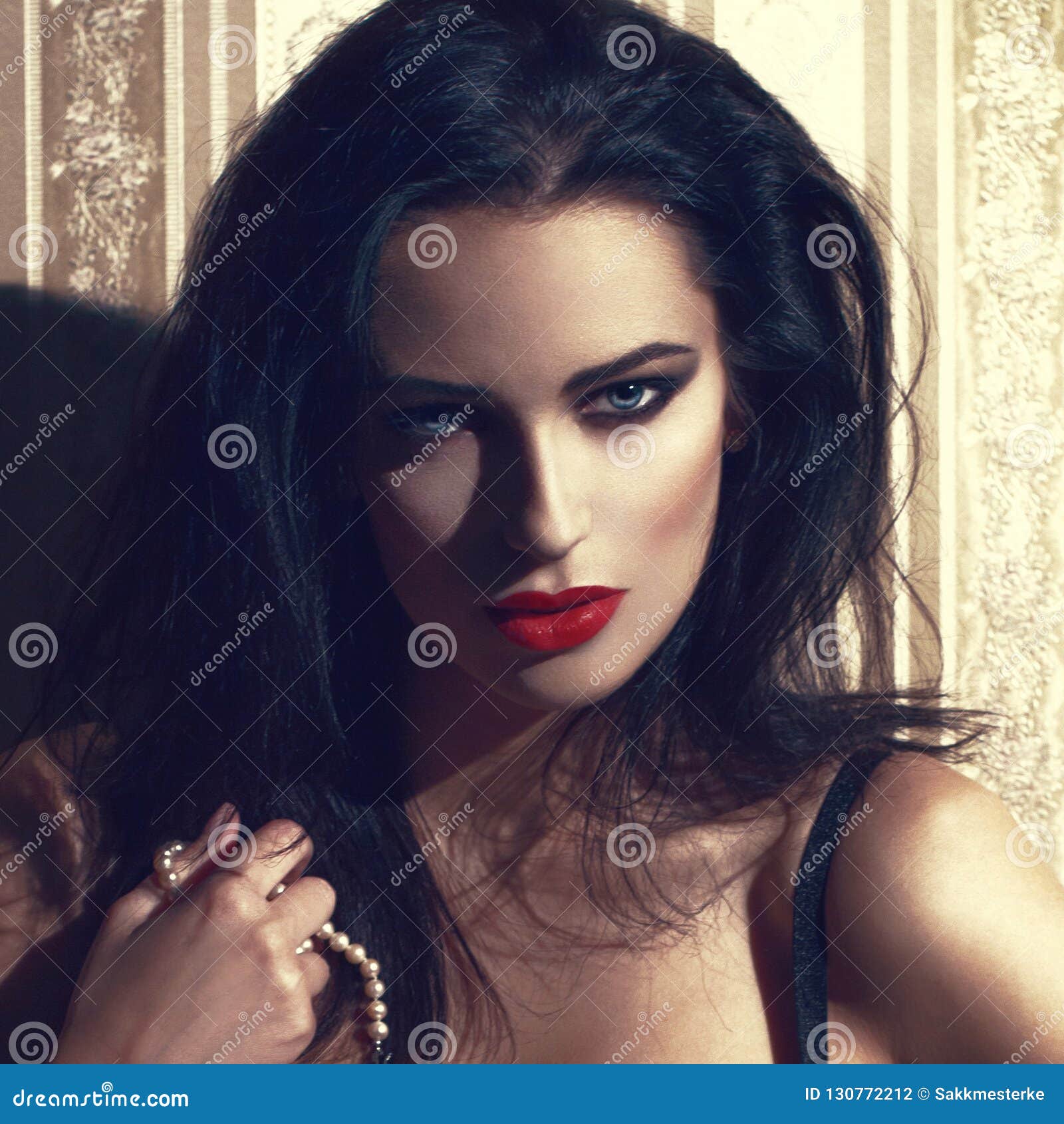Sexy Vrouw Met Rode Lippen Bij Uitstekend Muurportret Stock Foto Image Of Dame Wens 130772212