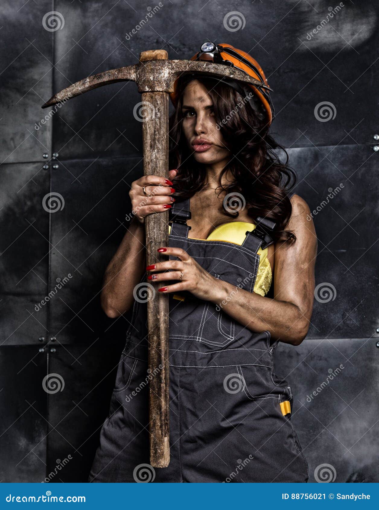Sexy Vrouwelijke Mijnwerkersarbeider Met Pikhouweel, In 