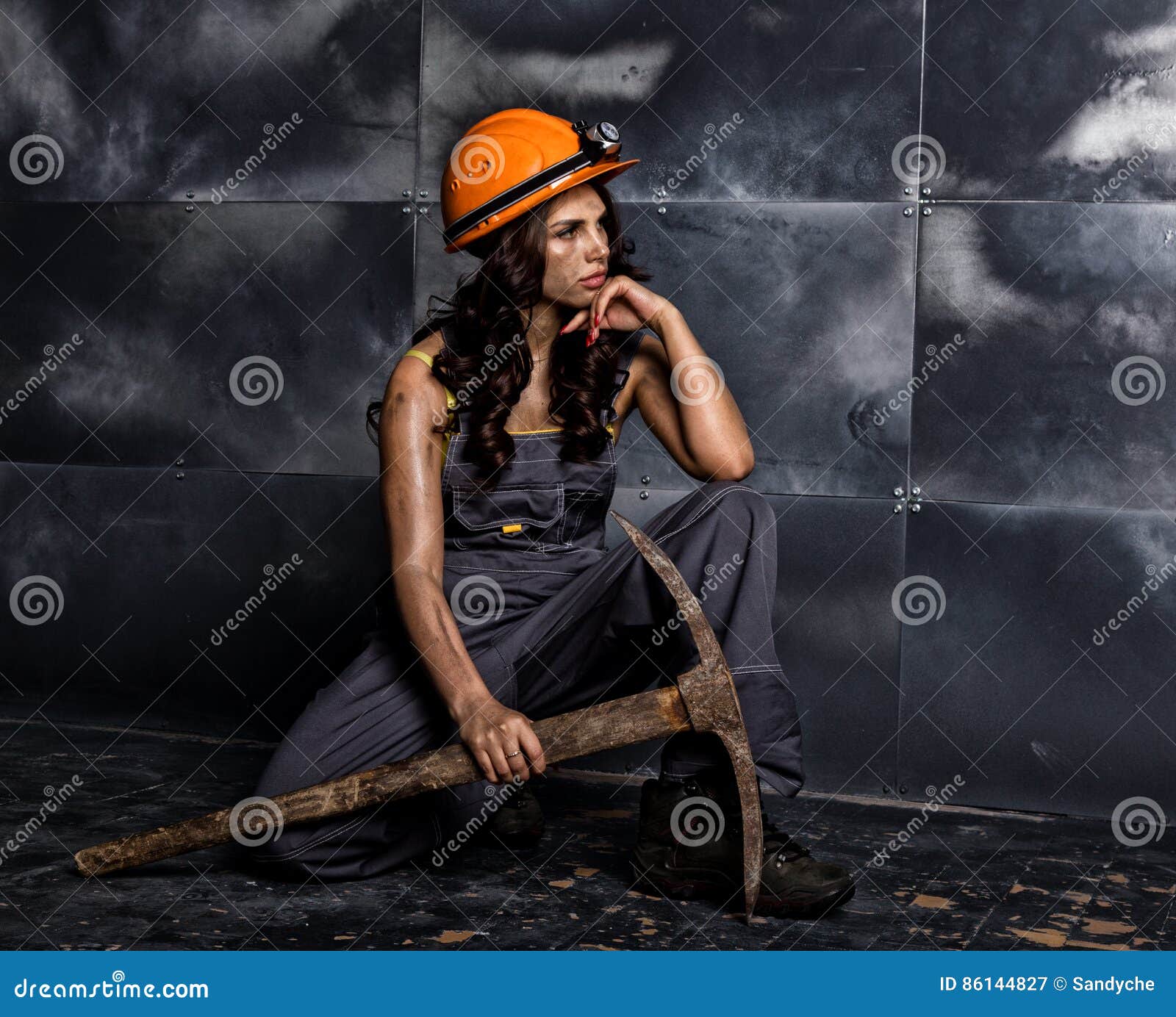 Sexy Vrouwelijke Mijnwerkersarbeider Met Pikhouweel, In 