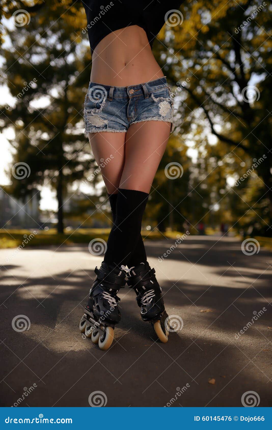 Sexy Weibliche Beine In Den Rollschuhen Stockfoto Bild Von Park 