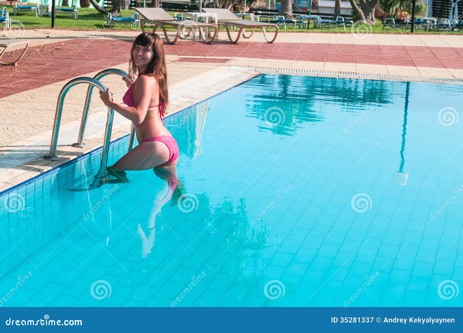 Купалась белье. Девушка спускается в бассейн. Худая жена в бассейне домашнее. Фото женщины 35 откровенность очень открытый бассейн.