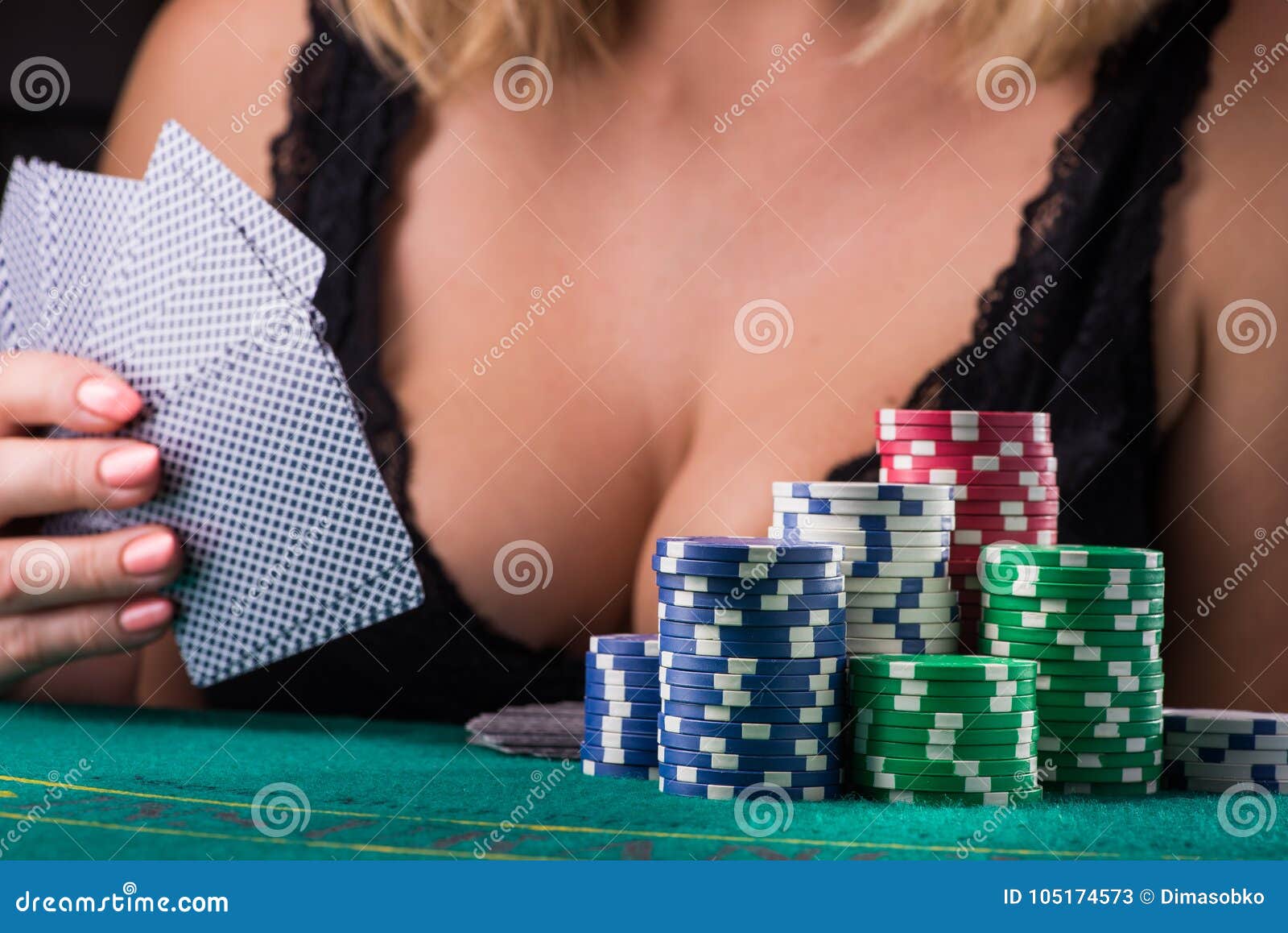 Woman playing poker game stock image. Image of makeup - 105174573