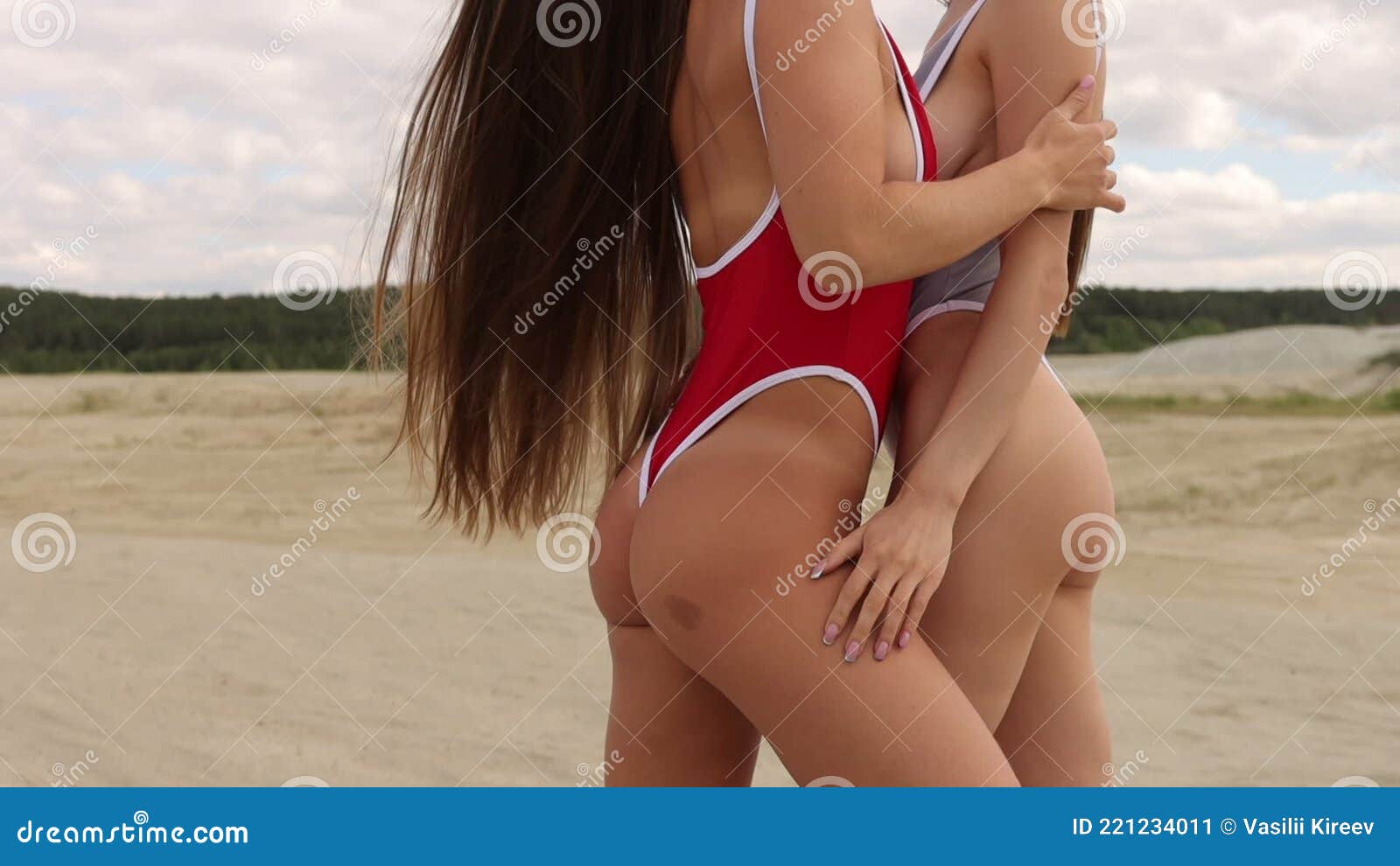 Sexys Mujeres Con Traje De Baño Tocan Entre Ellas En La Playa Almacen De Video - de perfecto, delgado: 221234011