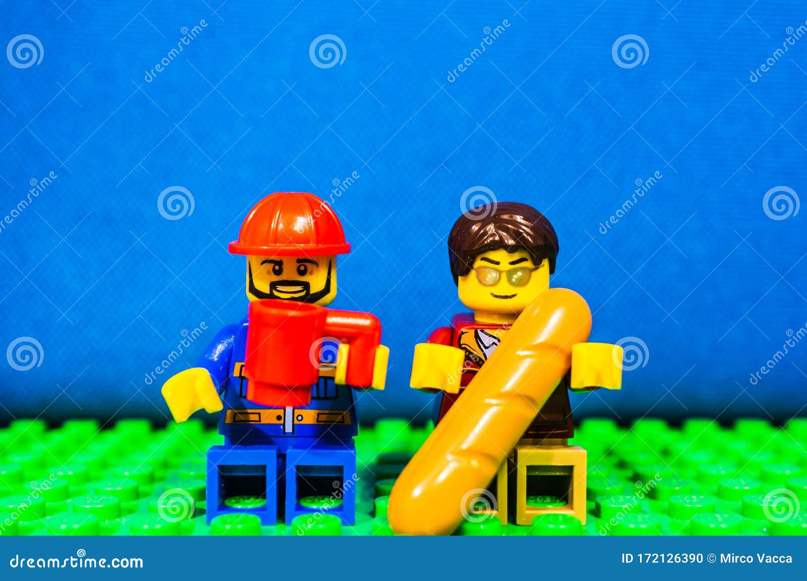 Sezioni Lego immagine editoriale. Immagine di lego, tazza - 172126390