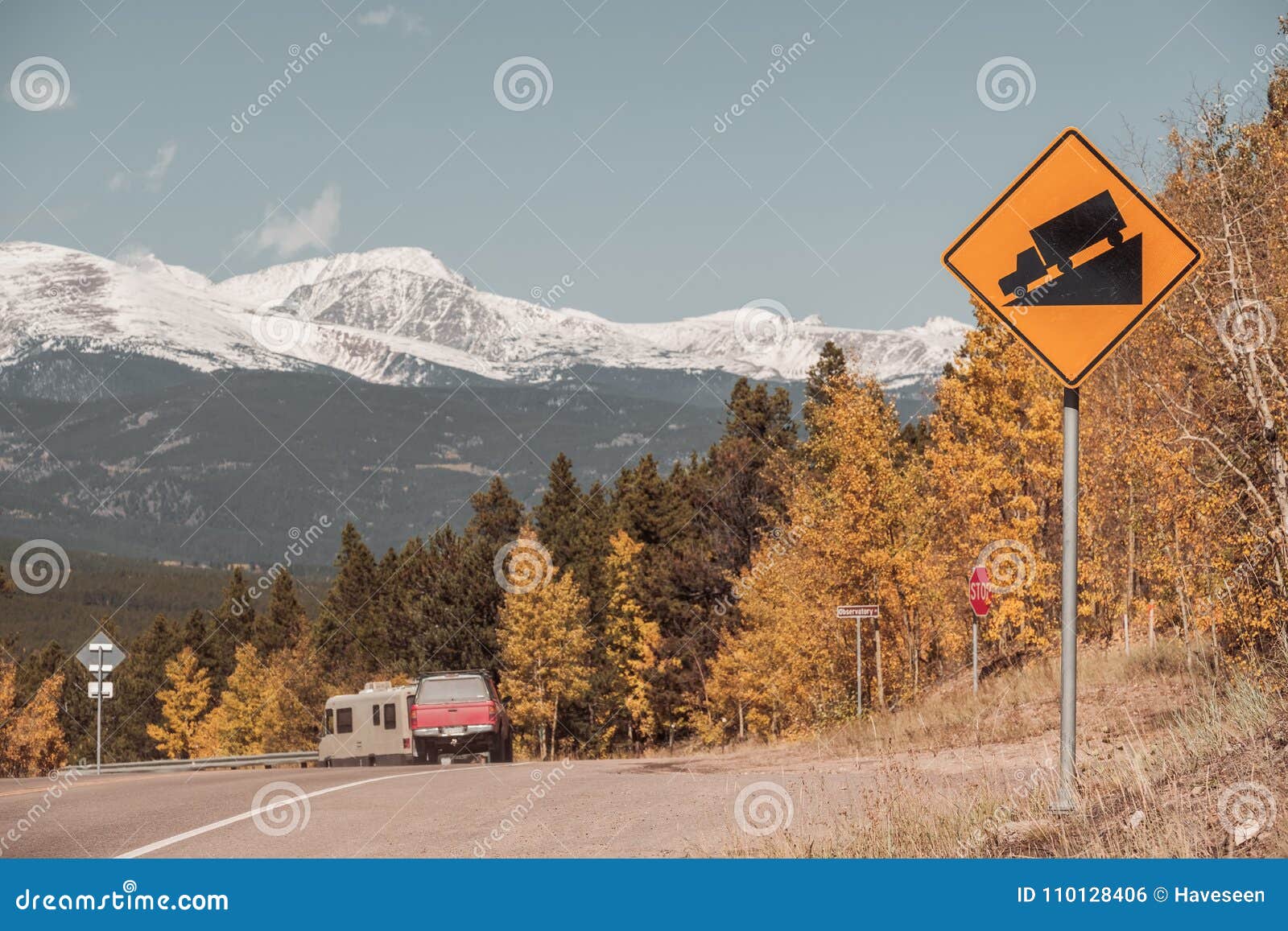 Señal de tráfico escarpada del camión del grado en la carretera en el día soleado del otoño en Colorado, los E.E.U.U.