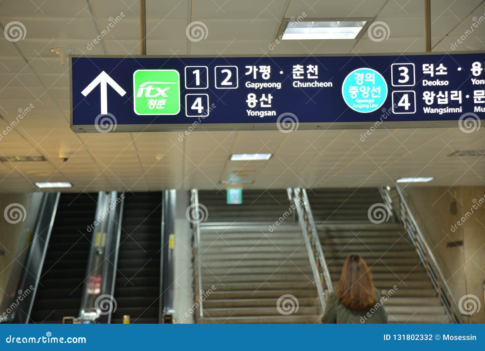 Señalización de la dirección de la estación de metro de Corea Seúl. Tablero de la señalización de la estación de metro de Corea Seúl