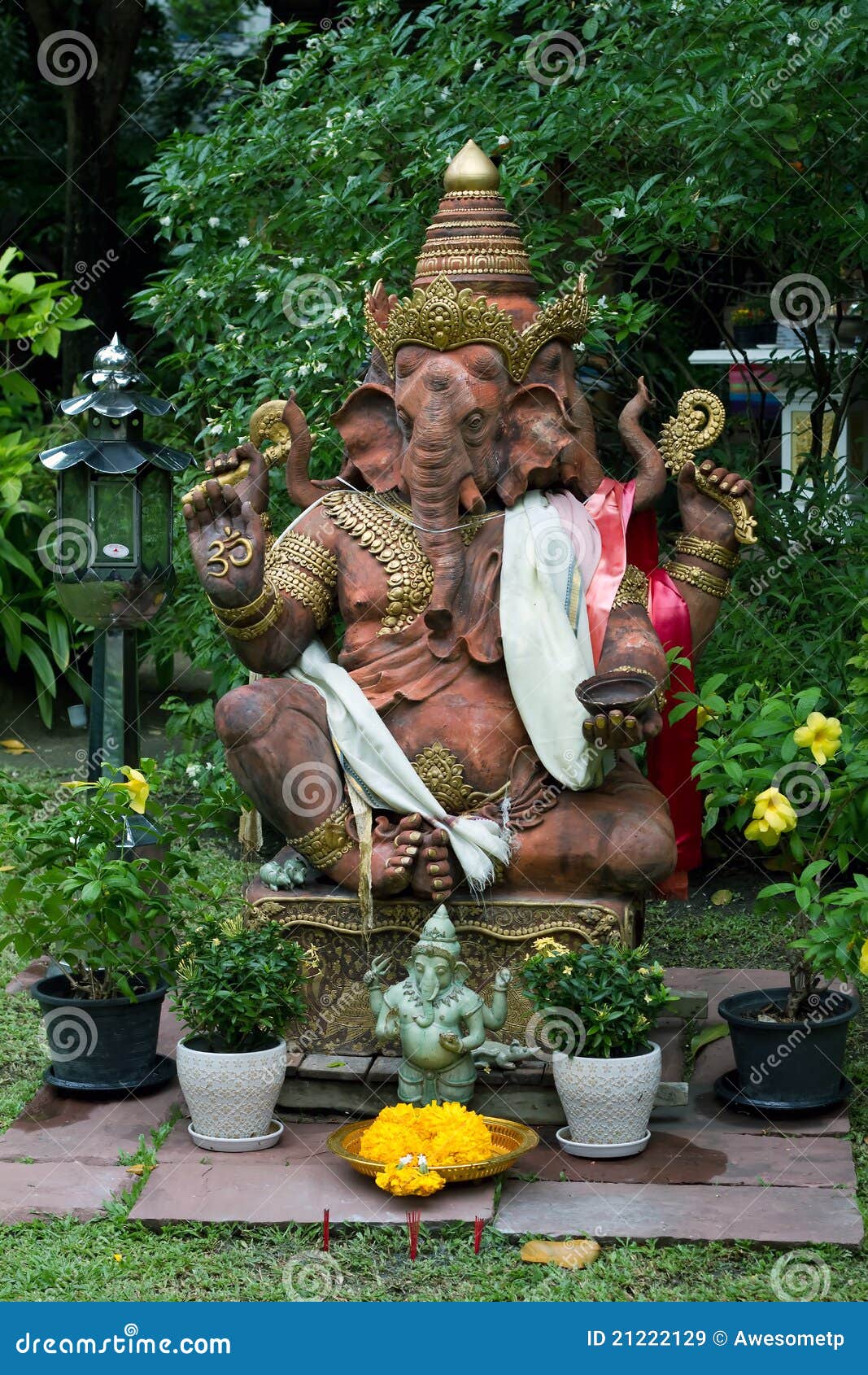 Señor Ganesha Statue En El Jardín Imagen de archivo Imagen de arte