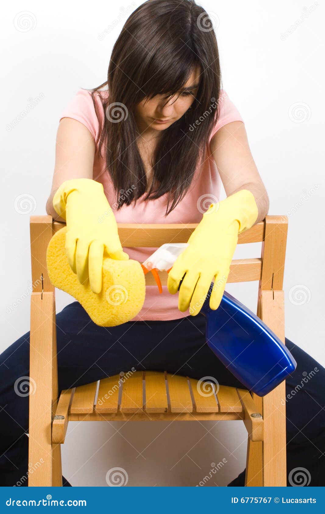 Señora de la limpieza cansada que se sienta en una silla