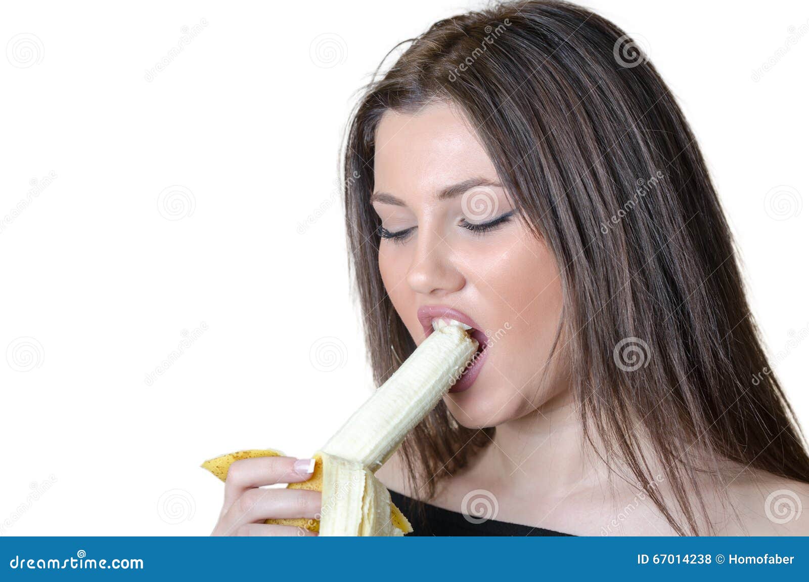 Señora Morena Linda Comiendo Un Plátano Pelado Foto De Archivo 