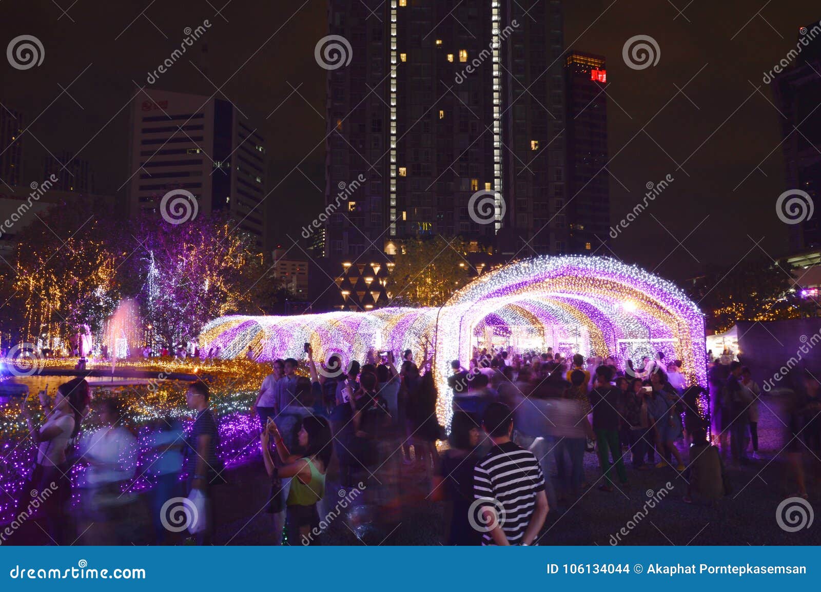 Sfeer van LEIDENE van het reizigersbezoek lichte tunnel in de verlichtingsfestival 2017 van Thailand. Bangkok Thailand 16 December, 2017: sfeer van van het reizigersbezoek en horloge LEIDENE lichte tunnel in de verlichtingsfestival 2017 van Thailand over nacht