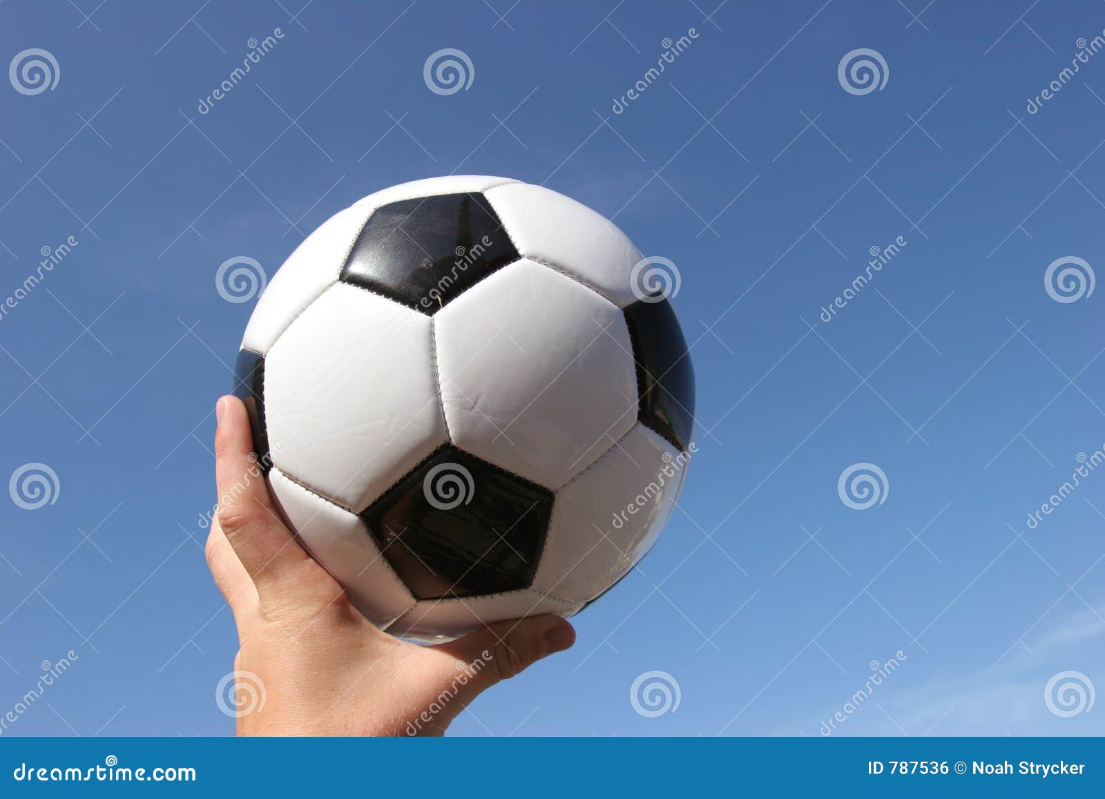 Sfera di calcio con la mano. Sfera di calcio che è catturata.