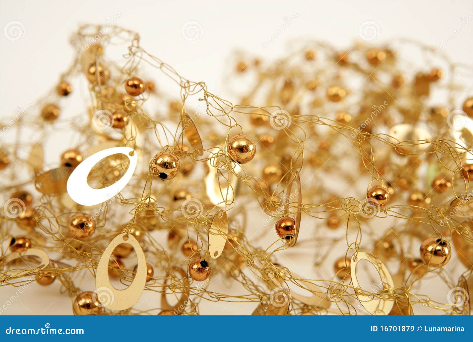Sfere collegate sudicie ed ovale di struttura del gioiello dorato. Sfere collegate sudicie di struttura del gioiello dorato e figure ovali dell'oro